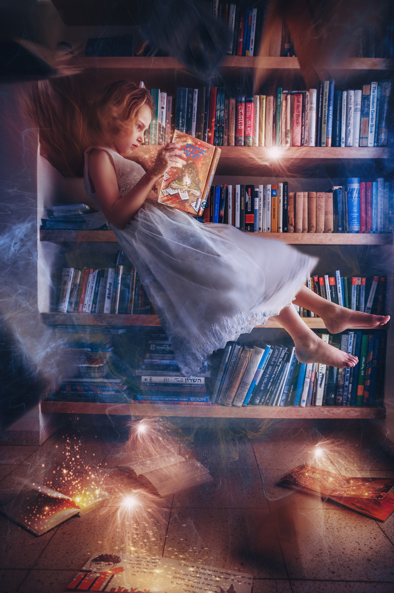 ילדה מרחפת בספרים